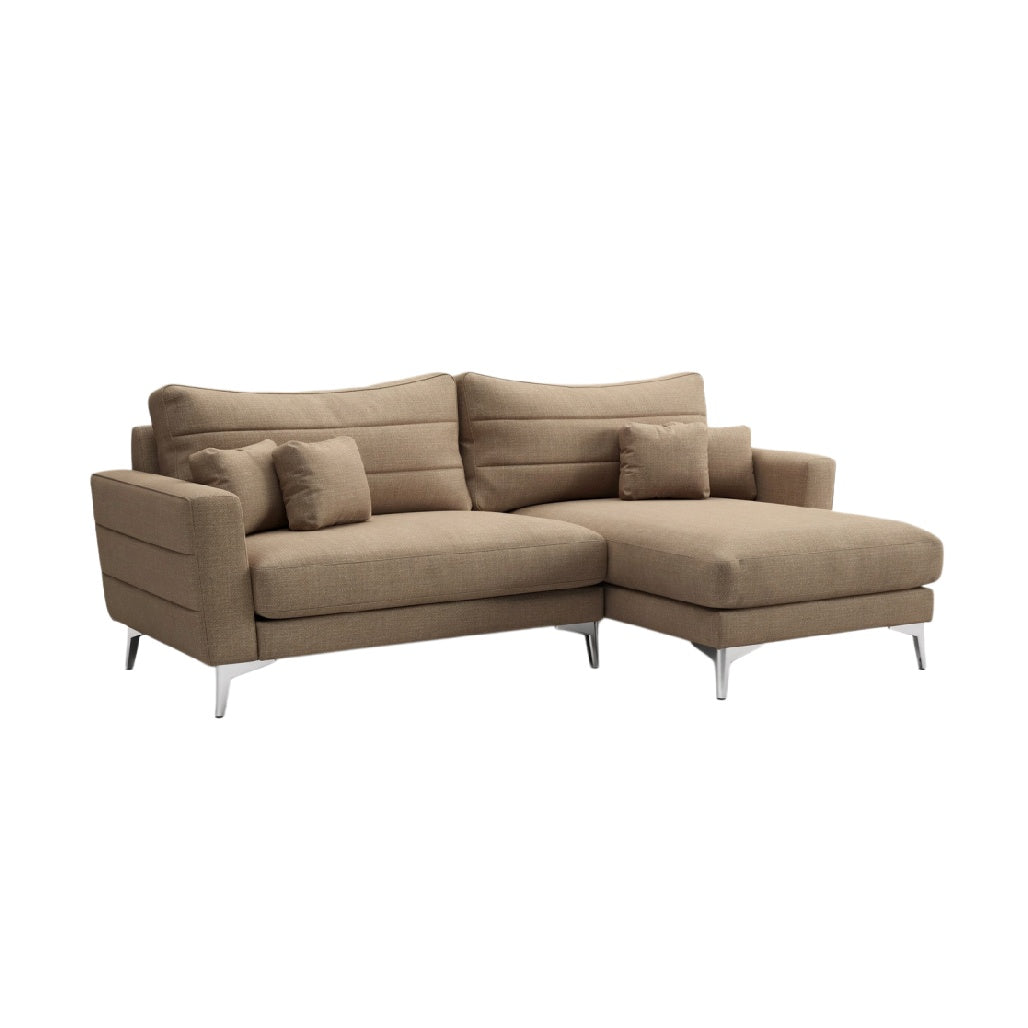 **Tytuł techniczny po polsku: Nowoczesna sofa narożna w odcieniu beżowym z poduszkami**